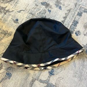 Burberry black bucket hat with classic plaid trim, size large